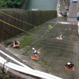関東地方ダム／ダム壁面コンクリート調査及び剥離コンクリートガラ撤去工事